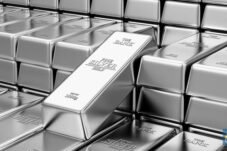 Dinamika Logam Mulia 30 Januari 2026: Perak Meroket ke Puncak Baru Saat Emas Dunia Melemah