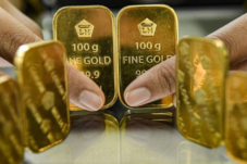 Harga Emas Ambruk Hari Ini, Turun Tajam dan Bikin Pasar Terkejut