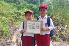 Viral Foto Murid SD Berlumur Lumpur, Rakyat Tagih Janji Perbaikan Infrastruktur.