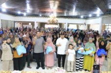 Sambut Ramadan dan HUT Gerindra, Andre Rosiade Guyur Warga Pariaman dengan 5.000 Paket Sembako