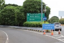 “Polisi Kejar Pengemudi Avanza yang Viral Akibat Lawan Arah di Tol Bandara Soekarno-Hatta.”