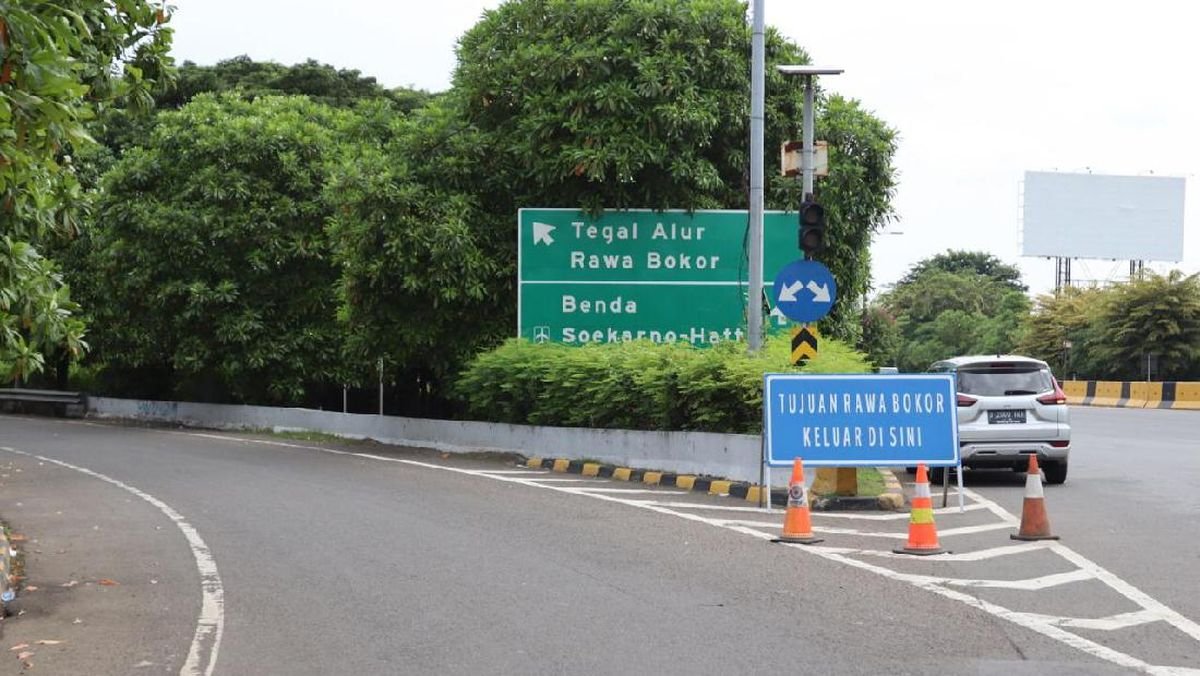 “Polisi Kejar Pengemudi Avanza yang Viral Akibat Lawan Arah di Tol Bandara Soekarno-Hatta.”