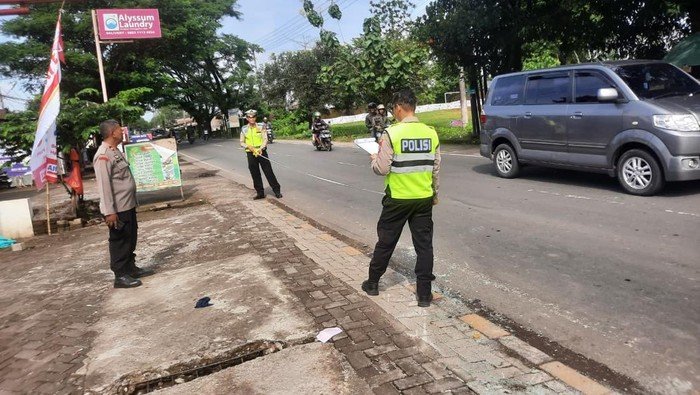 Gagal Salip HR-V, Pikap di Gowa Terguling-Tabrak Motor Arah Berlawanan
