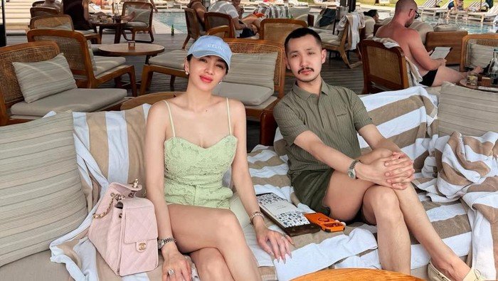 Cantiknya Angel Karamoy Pelesiran di Pulau Dewata