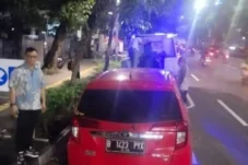 The Power of Emak-emak: Uang Umroh Lenyap, Penipu Langsung Diciduk di Depan Kantor Polisi.