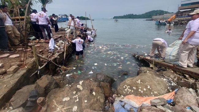 Atasi Tumpukan Sampah, Kader Gerindra Kompak Bersihkan Pulau Merak Besar