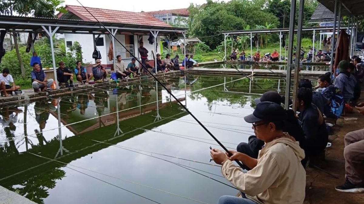 Ramadan Asyik di Kubu Raya, Warga Ngabuburit Bareng Sambil Mancing