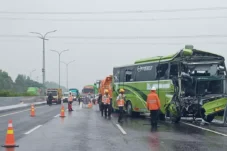 Tragedi Bus Pariwisata di Tol Cipali: Sopir Meninggal Dunia Usai Hantam Truk
