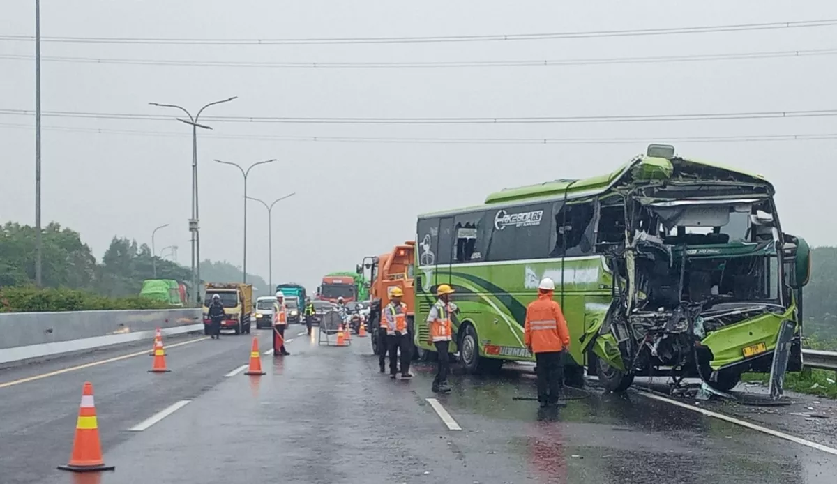 Tragedi Bus Pariwisata di Tol Cipali: Sopir Meninggal Dunia Usai Hantam Truk