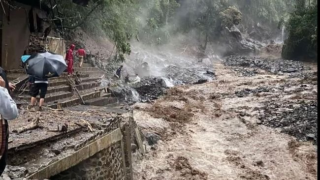 Guci Kembali Dilanda Banjir Bandang, Infrastruktur Wisata di Tegal Porak-poranda