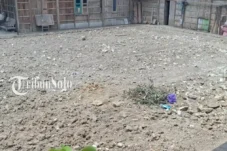 “The Real ‘Buang Mantan Buang Rumah’: Aksi Pria Sragen Robohkan Rumah Ini Bikin Netizen Heboh.”