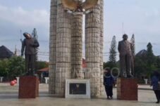 Viral Penampakan Patung Sukarno ‘Menoleh’, Pemkab Indramayu Akhirnya Buka Suara