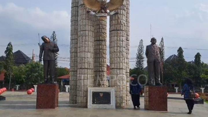 Viral Penampakan Patung Sukarno ‘Menoleh’, Pemkab Indramayu Akhirnya Buka Suara