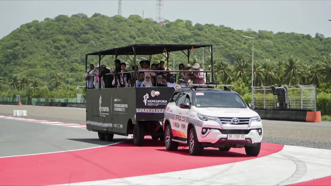 Ngabuburit Anti-Mainstream: Serunya Menunggu Buka Puasa di Aspal Sirkuit Mandalika