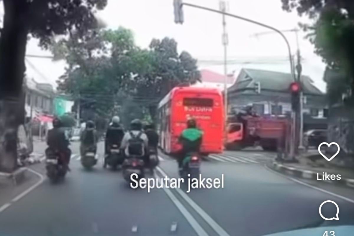 Viral di Sosmed: Aksi Nekat Sopir Metrotrans Potong Jalan dan Lawan Arus di Gandaria