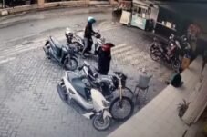 Viral: Detik-detik Pria di Candi Sidoarjo Tertangkap Basah Larikan Motor Anak Kecil