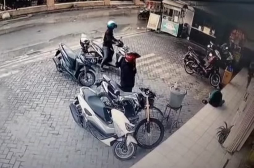 Viral: Detik-detik Pria di Candi Sidoarjo Tertangkap Basah Larikan Motor Anak Kecil