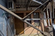 Rumah Berpagar Menara Listrik Tegangan Tinggi, Warga Koja Harus Menunduk Saat Masuk