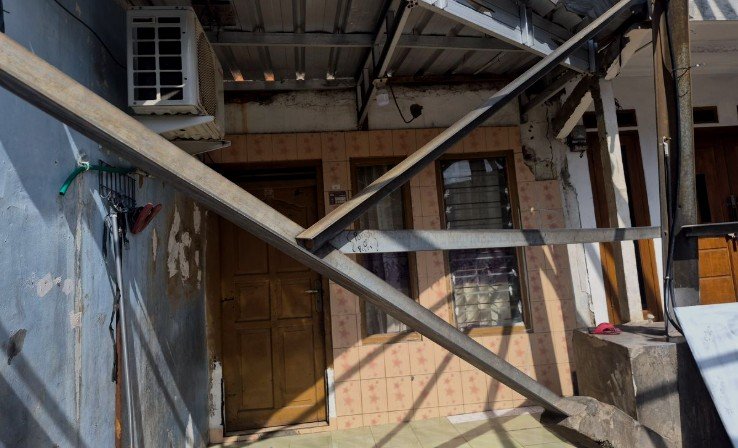 Rumah Berpagar Menara Listrik Tegangan Tinggi, Warga Koja Harus Menunduk Saat Masuk