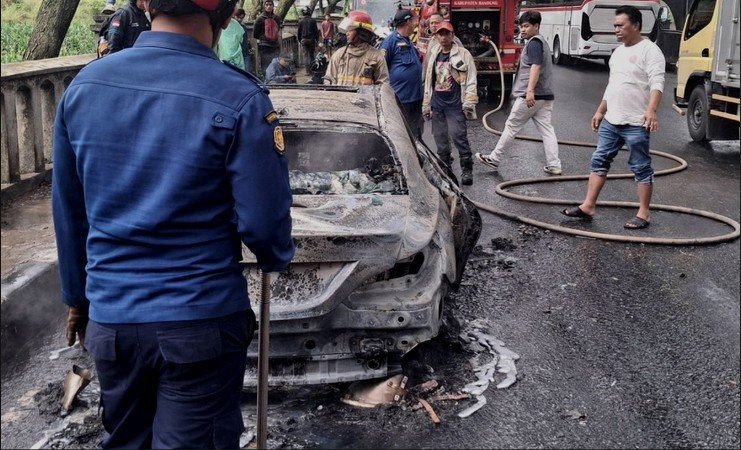 Mobil Mercy Hangus Terbakar di Nagreg, Pengemudi Tewas Terjebak Api
