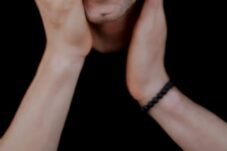 Makna Gelang Hitam di Tangan Kiri: Simbol dan Fakta yang Perlu Diketahui