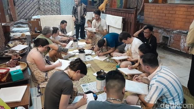 Menunggu Buka Puasa Sambil Membatik: Serunya Ngabuburit di Kauman Solo