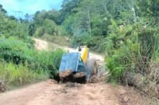 Perbaiki Jembatan Ambruk di Nunukan, Warga Bawa Gergaji Mesin