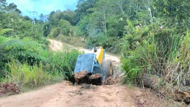 Perbaiki Jembatan Ambruk di Nunukan, Warga Bawa Gergaji Mesin