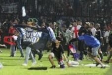 Tangis di Ruang Ganti, Sorak di Tribun: Dua Sisi Sepak Bola