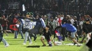 Tangis di Ruang Ganti, Sorak di Tribun: Dua Sisi Sepak Bola