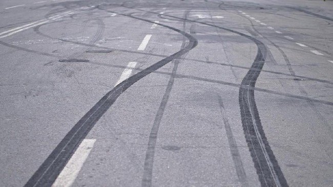 Viral di Jaksel! Mobil Nekat Ngedrift di Pondok Indah Kini Diburu Polisi.