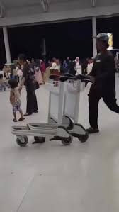 Viral Lagi! Bukannya Buat Barang, Troli Bandara Lombok Malah Jadi Mainan