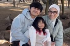 Melihat Kebahagiaan Keluarga Indra Jegel di Bawah Langit Jepang.