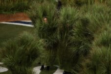 Aksi “Manusia Semak” Bad Bunny di Super Bowl Viral, Ternyata Segini Bayarannya