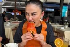 Bukan Cuma Konser, Ini Momen Agnez Mo Manjakan Lidah di Luar Negeri.