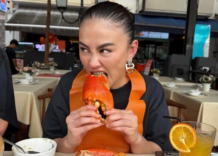 Bukan Cuma Konser, Ini Momen Agnez Mo Manjakan Lidah di Luar Negeri.