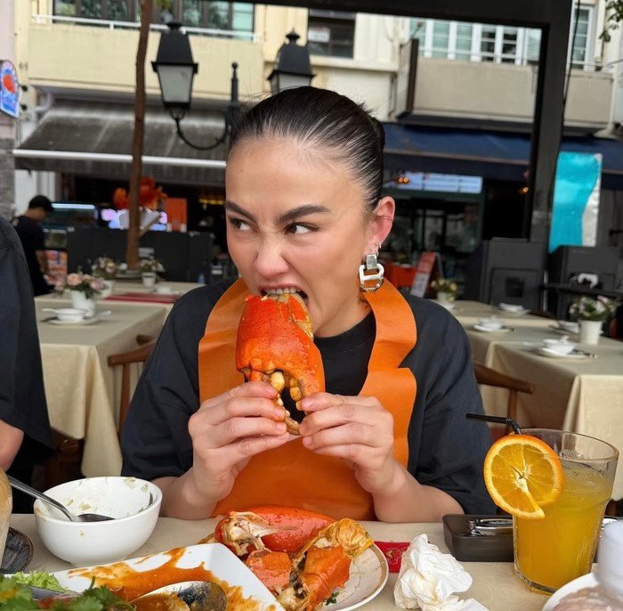 Bukan Cuma Konser, Ini Momen Agnez Mo Manjakan Lidah di Luar Negeri.