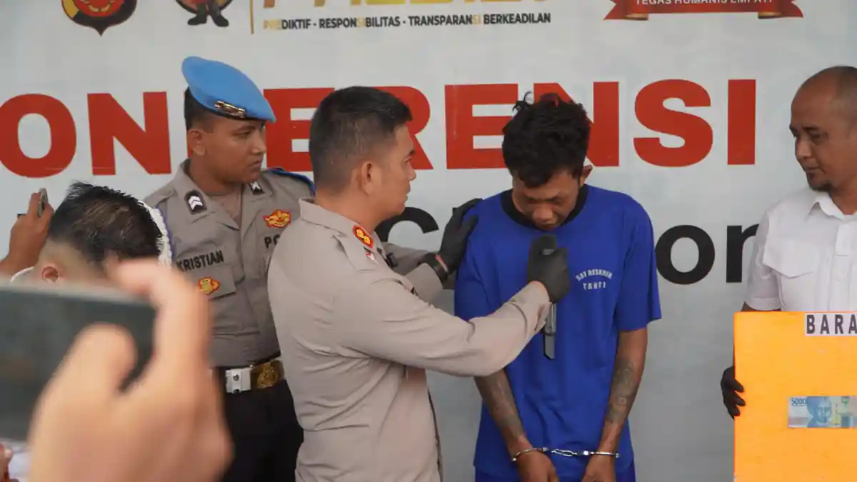 “Viral! Nyali Ciut Usai Ambil Cabai Gratisan, Preman Cirebon Cuma Bisa Nunduk Pas Diciduk.”