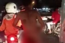 “Heboh! Aksi Nekat Pria Tanpa Busana Keliling Cikarang Pakai Motor, Warga Geger!”
